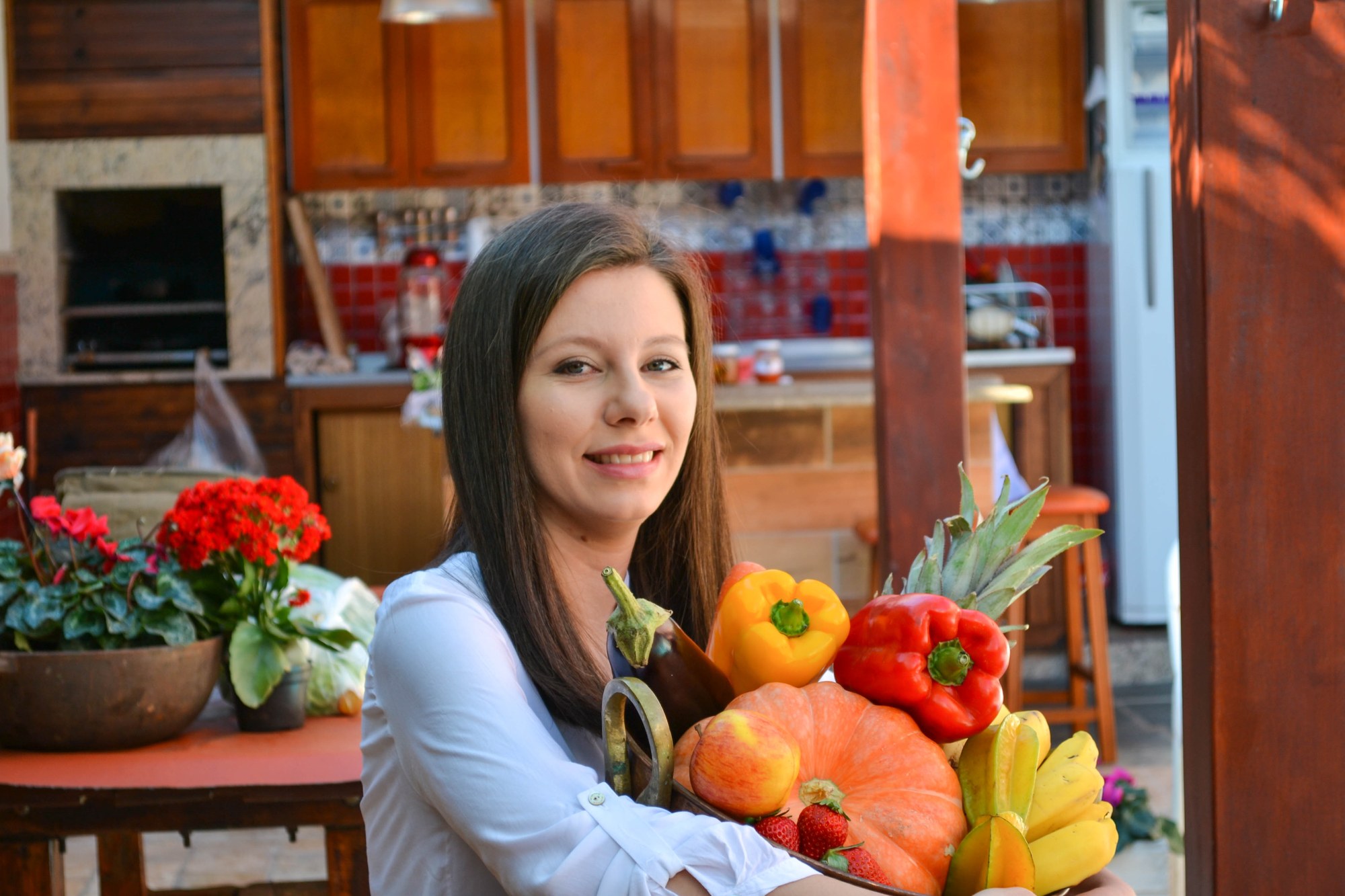 Rosiene Badaró segurando uma cesta de legumes e frutas